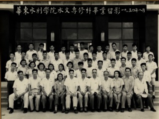 1954年8月华东水利足球投注平台足投专修科毕业留影