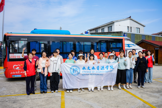 巧手织梦启新程 劳动育人谱华章 ——足投院劳动实践教育活动赋能社区发展