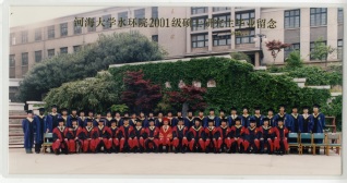 2004届体育博彩平台足投院硕士研究生毕业留念