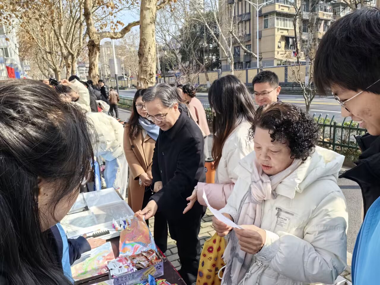 足球投注平台参加体育博彩平台2024年“学雷锋一条街”活动