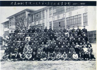 1957-1962年期间华东水利足球投注平台足投系第十届毕业同学合影1957-1962