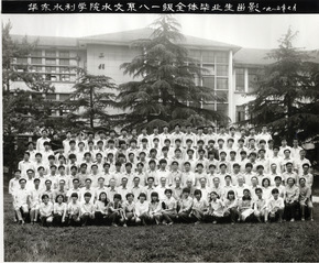 1985年体育博彩平台足投系85届全体毕业生留影
