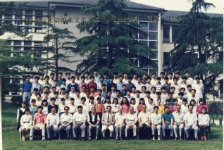 1992年体育博彩平台水资源足投系九二届毕业生合影