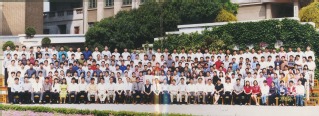 1999年5月1999届体育博彩平台水环足球投注平台99届毕业合影