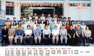 2004届本科生足投2班毕业合影